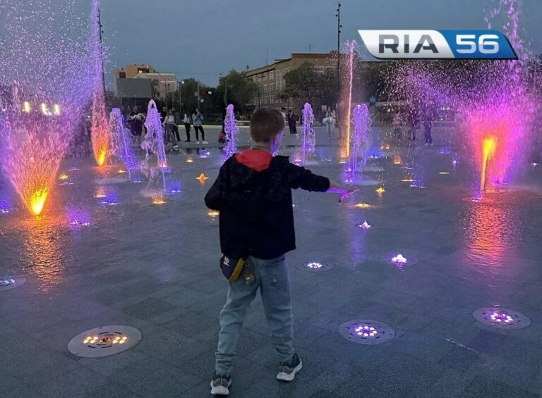    Фееричный «факел» из воды. В честь Дня Победы фонтан у «Китайской стены» вновь поразил Белов Михаил Александрович