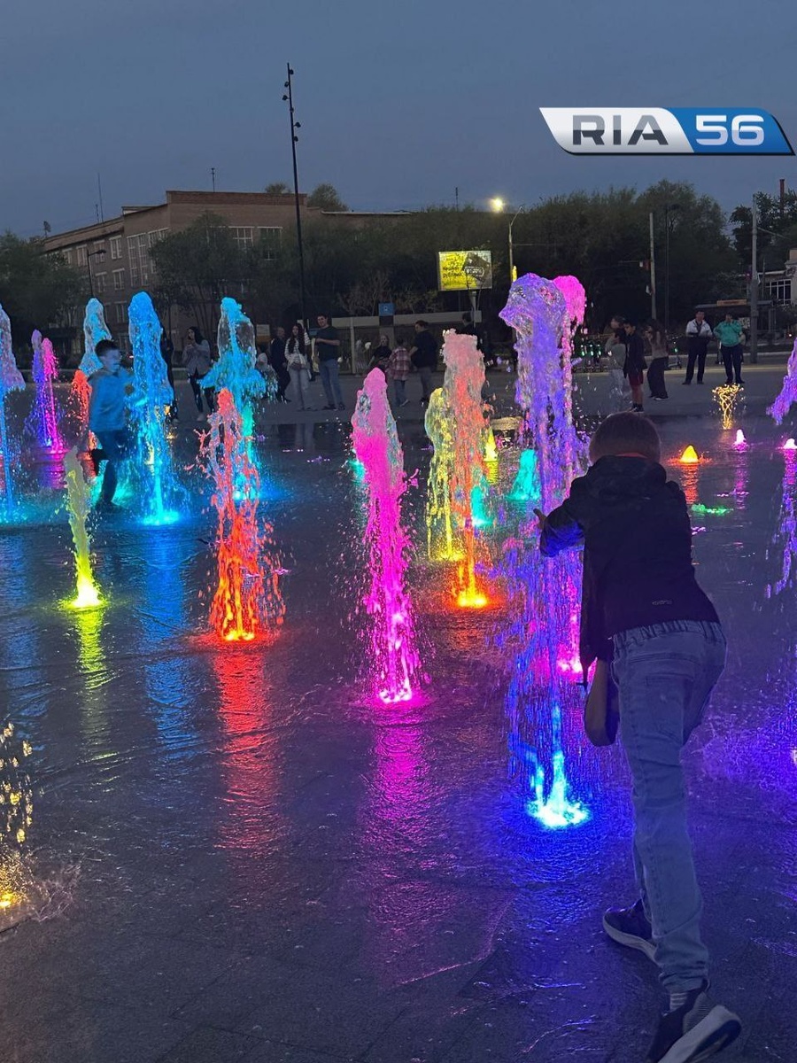  📷    Фееричный «факел» из воды. В честь Дня Победы фонтан у «Китайской стены» вновь поразил Белов Михаил Александрович