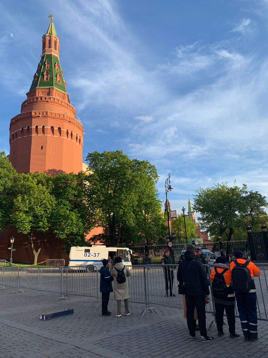 У входа в Александровский садфото мое