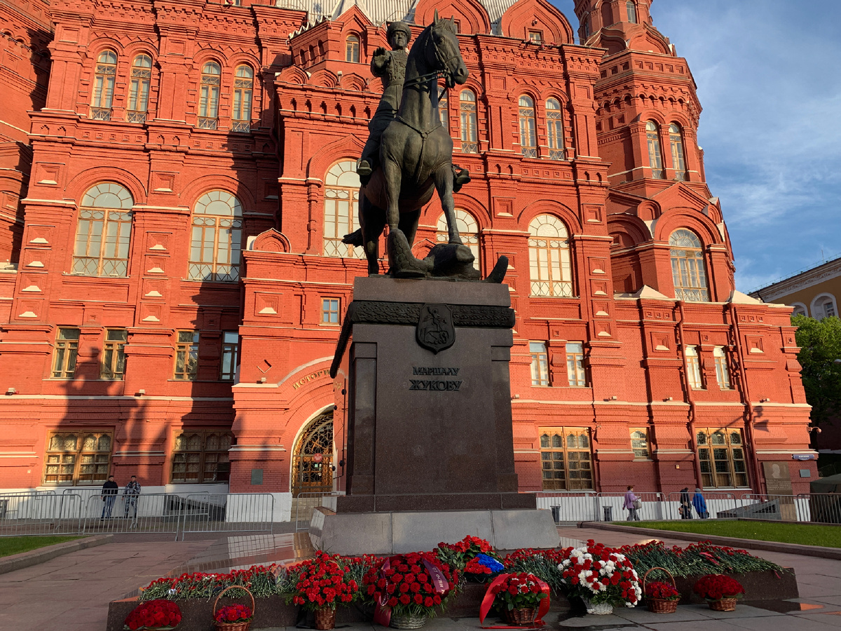 Море цветов у памятника  Жукову фото мое