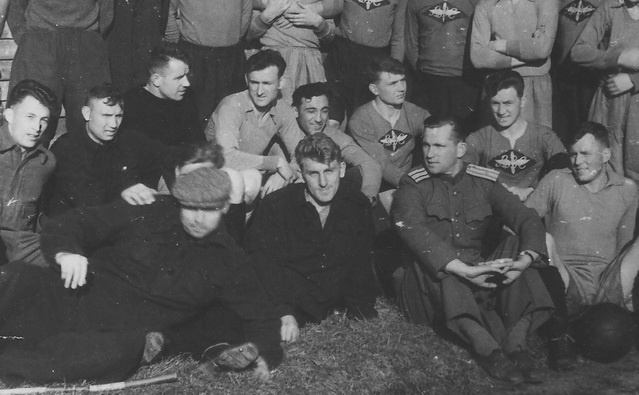 Футбольно-хоккейная команда ВВС. В центре Юрий Тарасов