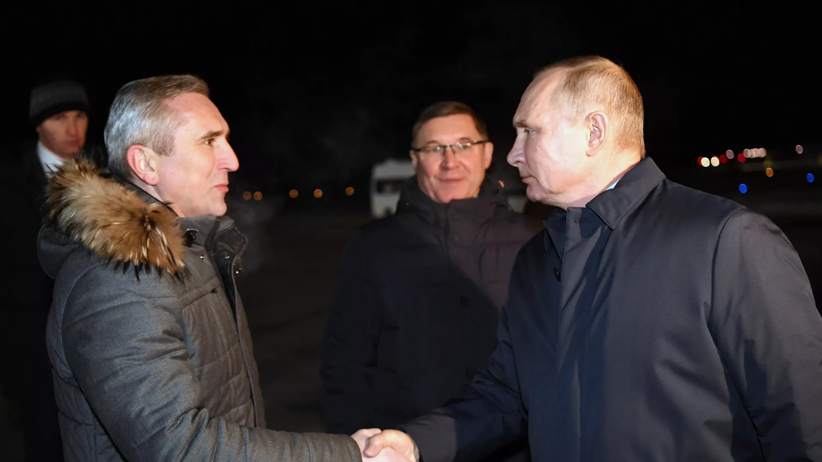 © РИА Новости / Алексей Никольский. Президент РФ Владимир Путин во время встречи в аэропорту города Тобольска