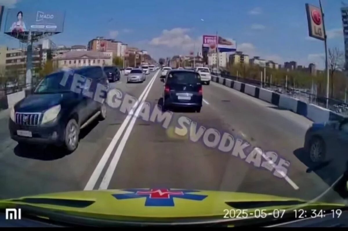    В момент происходящего в машине был человек с ожогами в тяжелом состоянии, которого экстренно везли в больницу