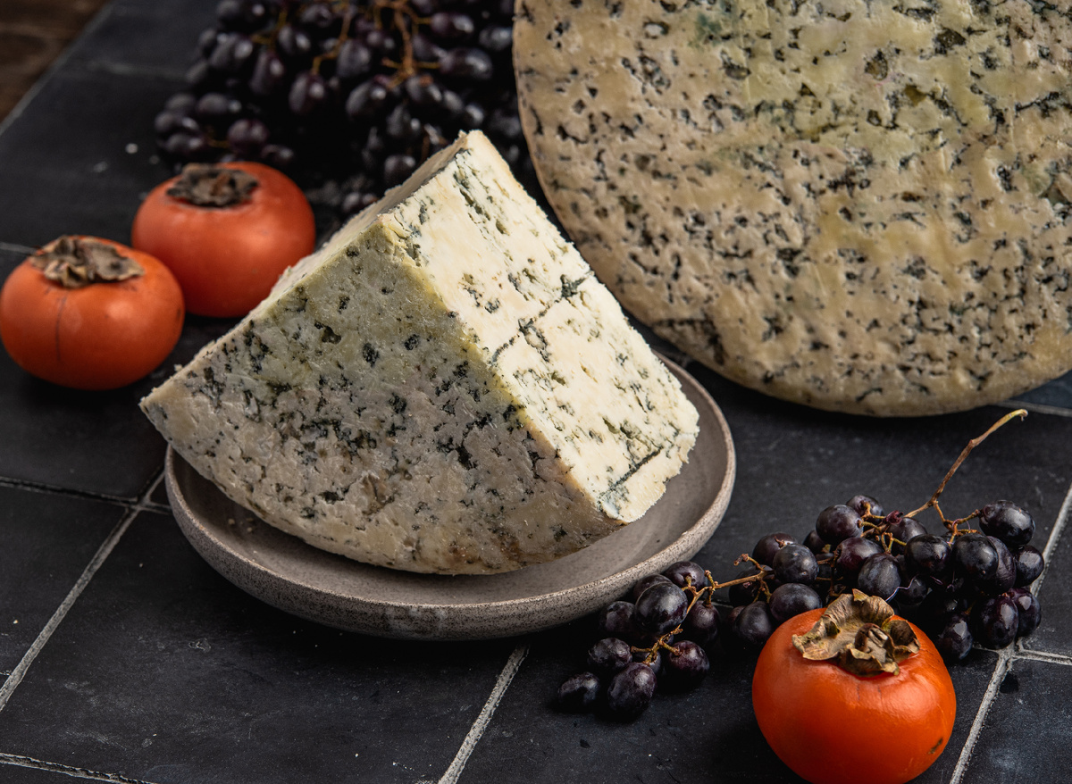 Малахит – брат-юлизнец французского рокфора, который мы варим из козьего молока.