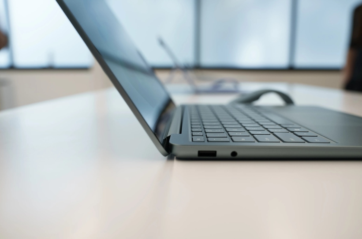    Microsoft представила 13-дюймовый Surface Laptop на чипе Snapdragon