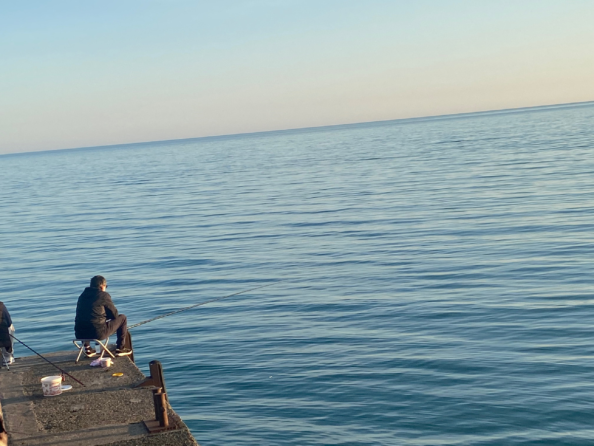 Местный житель , рыбалит. На рыбака не похож, не правда ли ? Но занятие это выбрал для души . 