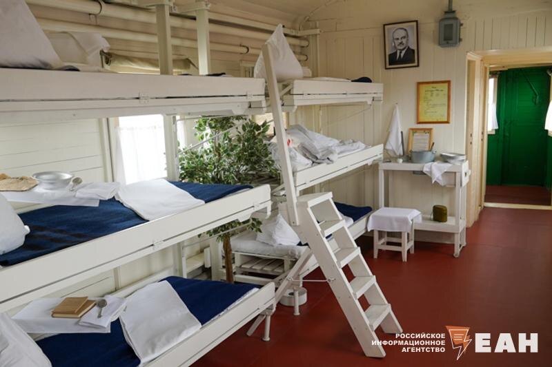    К кроватям вели ступеньки