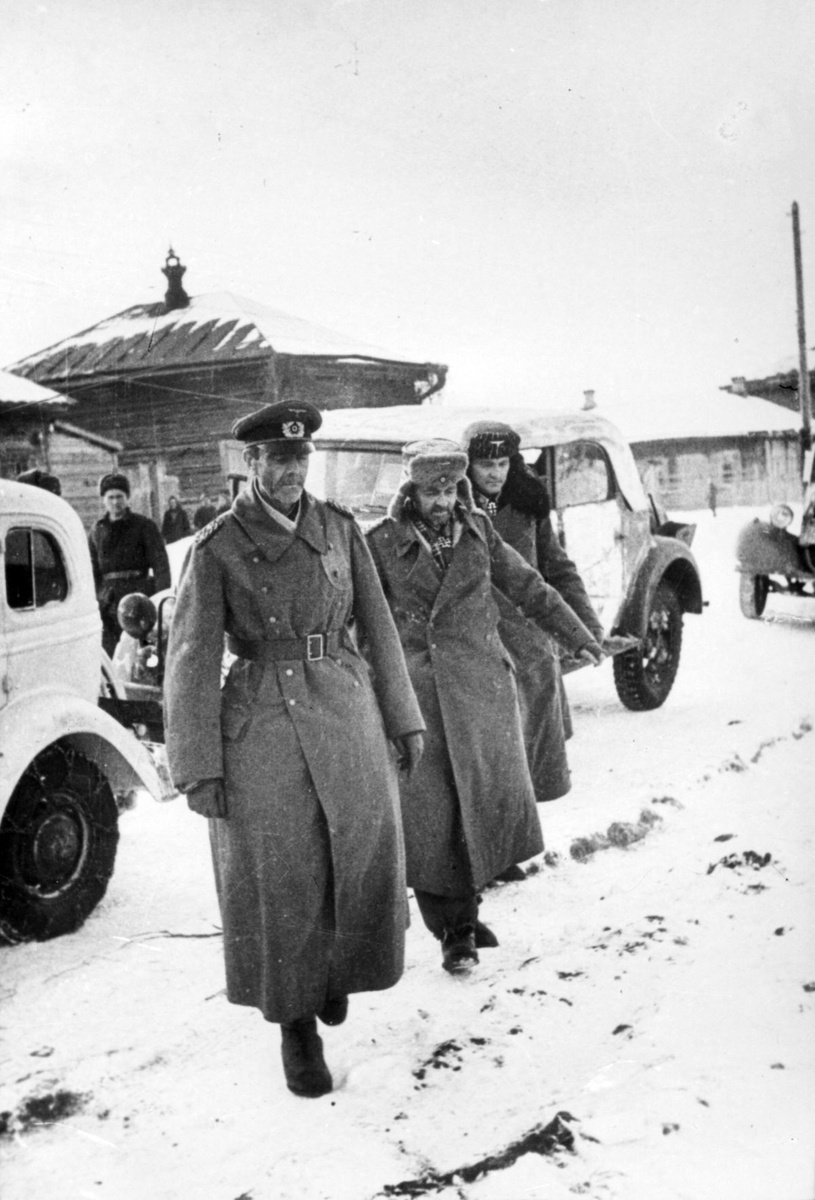 (Фото: Г. Липскеров) Фельдмаршал Ф. Паулюс (слева) и чины штаба армии после пленения) Ulus.Media  📷
