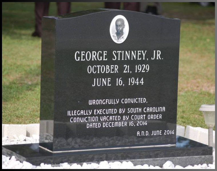 Могила Джорджа, перевод - "НЕЗАКОННО КАЗНЕН В ЮЖНОЙ КАРОЛИНЕ ПРИГОВОР ОТМЕНЕН ПОСТАНОВЛЕНИЕМ СУДА ОТ 16 ДЕКАБРЯ 2014 ГОДА"