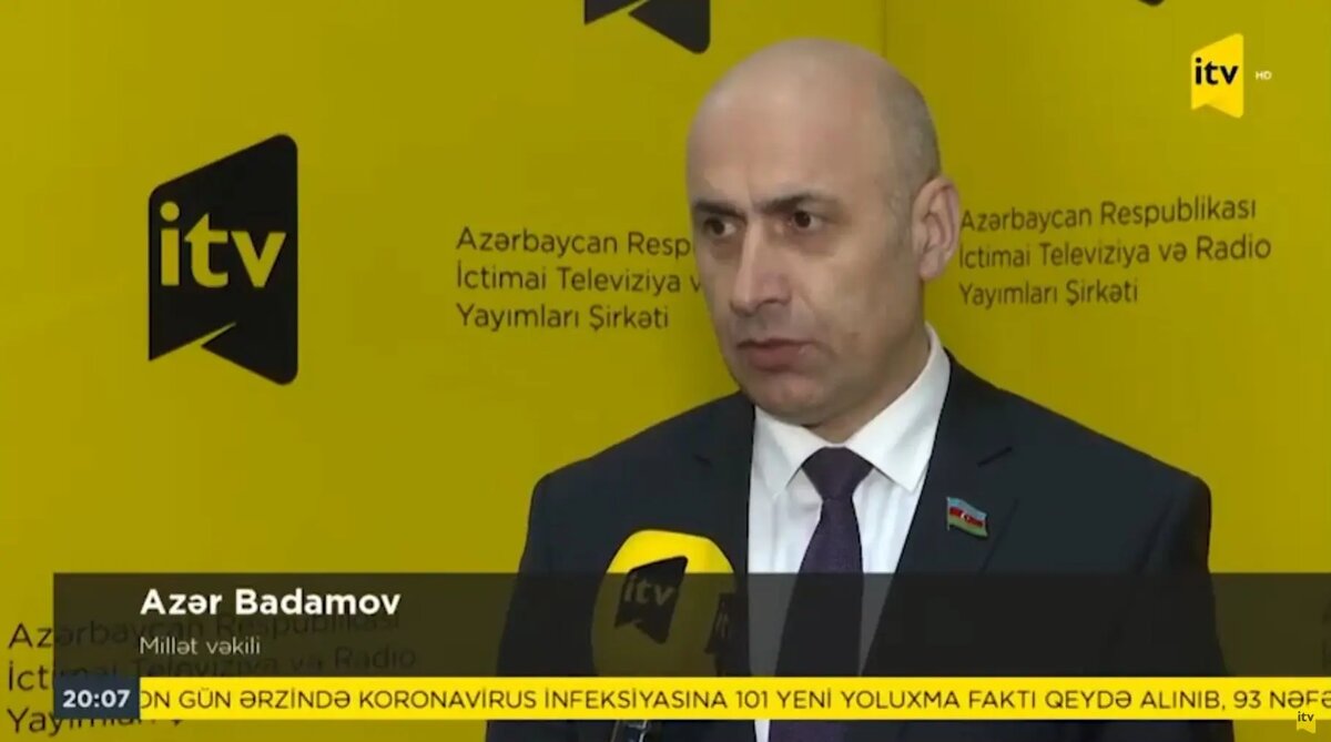    Азер Бадамов. Фото: кадр эфира   
İCTİMAİ TV