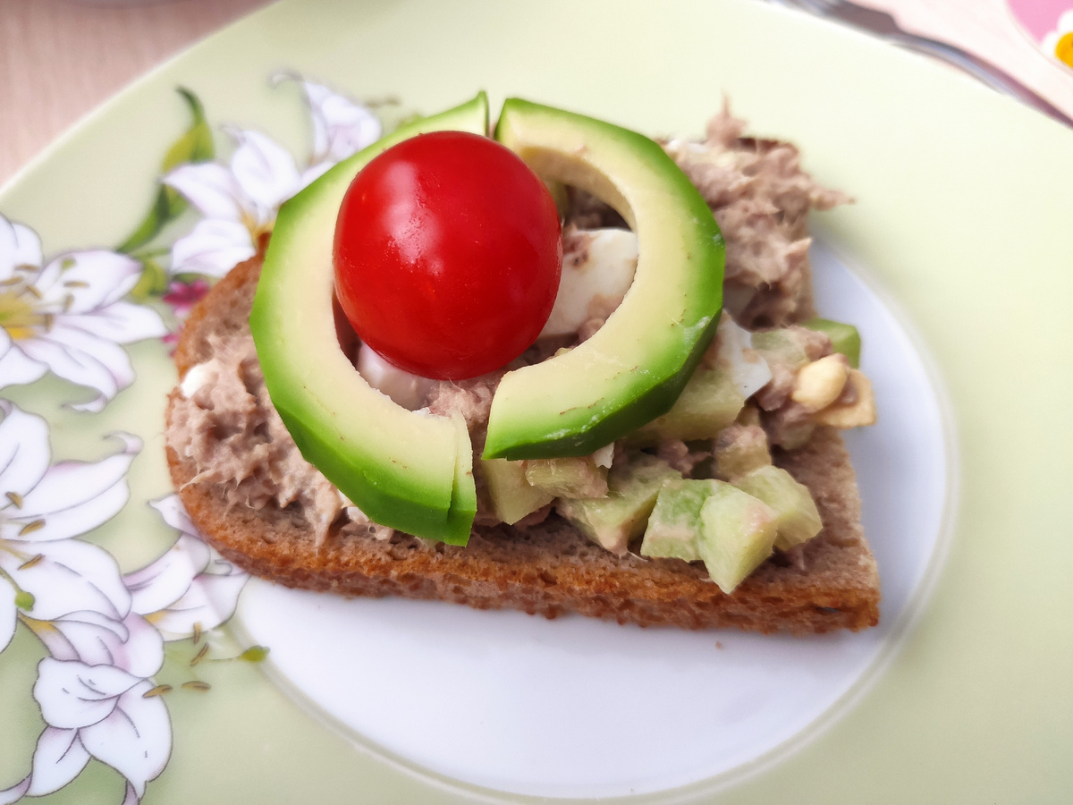 Белковый бутерброд с тунцом