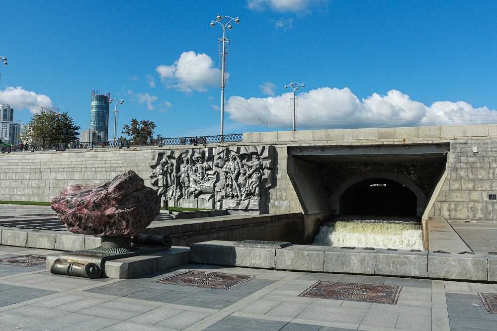 Екатеринбург. Исторический сквер. Плотина. Фото: Арина Савина