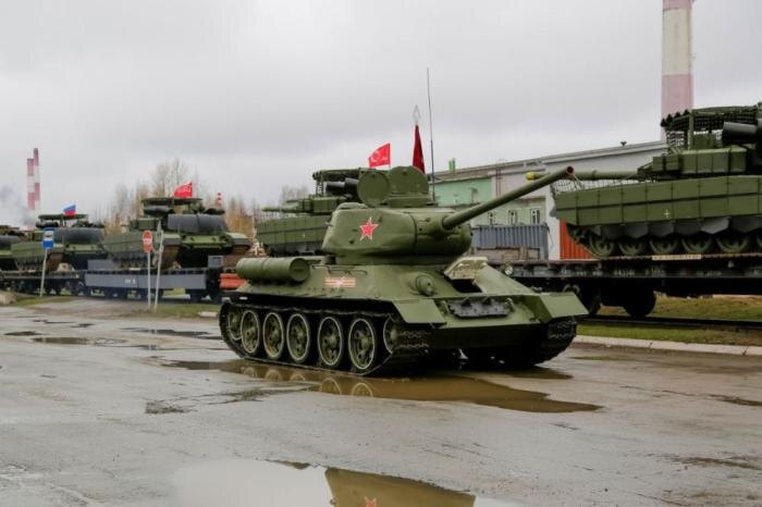 Очередная партия новых Т-90М и Т-72Б3 с «Реликтом» и лопухами, отправленная на фронт «УралВагонЗаводом». Новичков в путь провожал ветеран Т-34-85, источник Телеграм-канал Военный Осведомитель