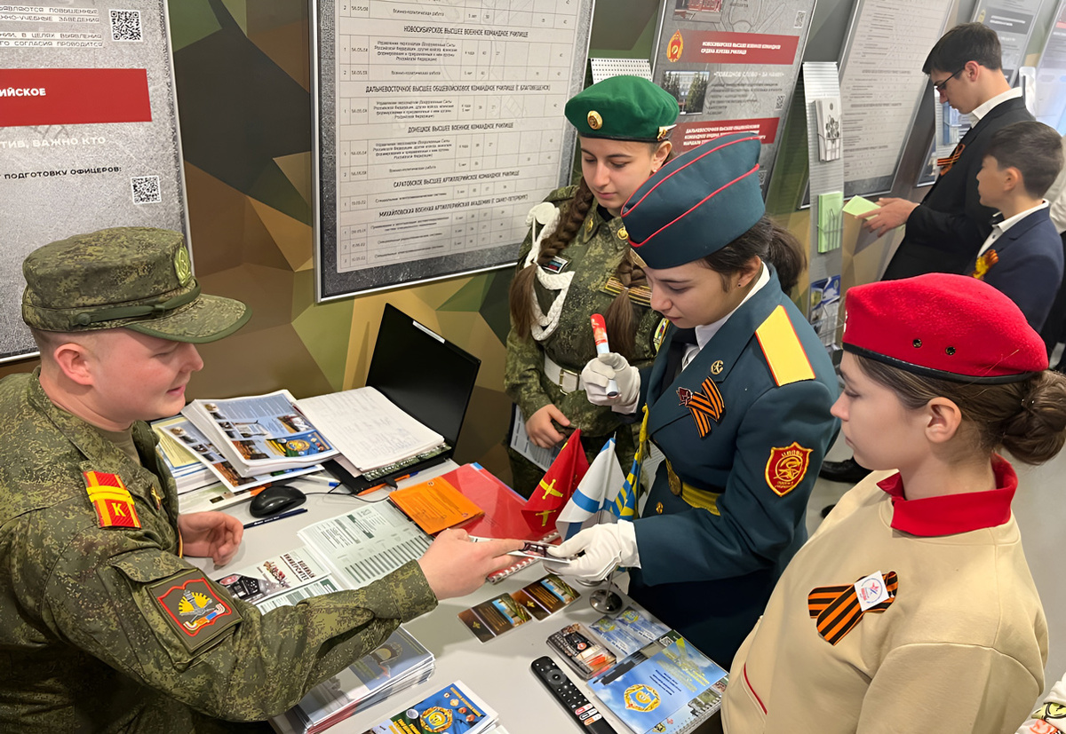 Школьники и юнармейцы знакомятся с экспонатами агитпоезда