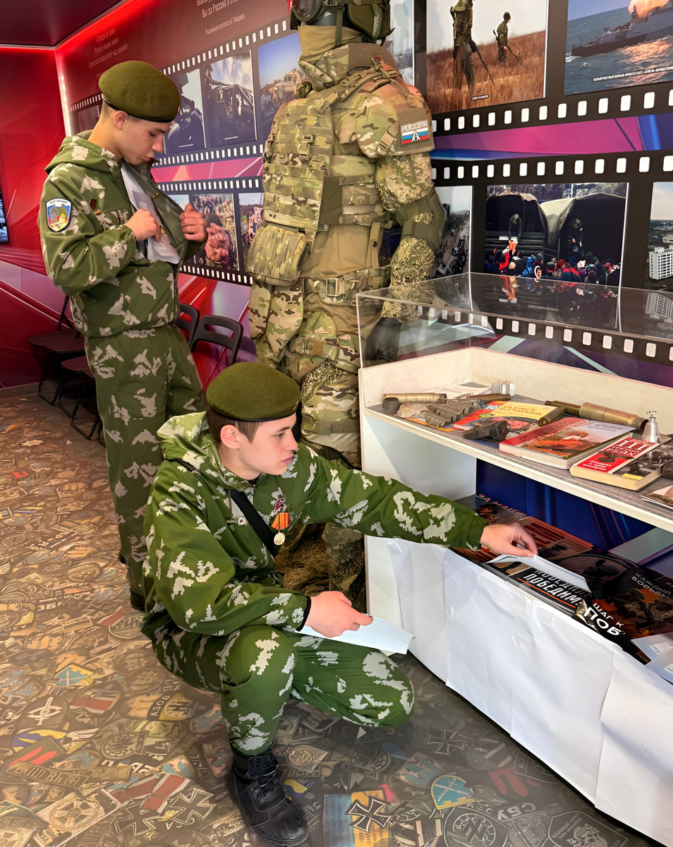 Экспозиции вызывали живой интерес у молодежи. Фото автора.