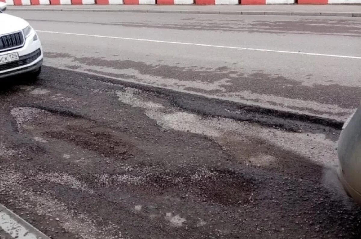    На дороге по улице Киренского глубокие выбоины, длина которых доходит до 1,5 –2 метров.