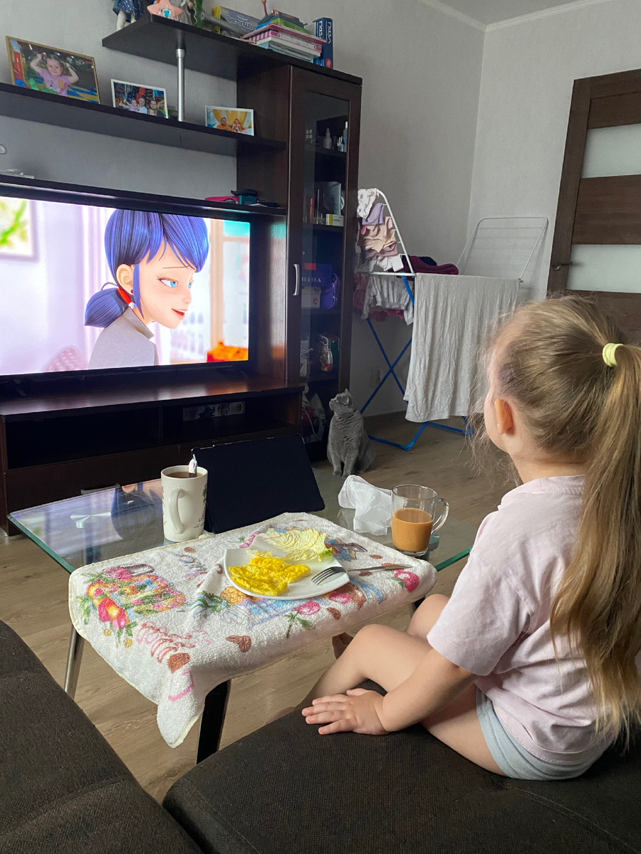 Утро сегодняшнего дня. Завтрак младшей.