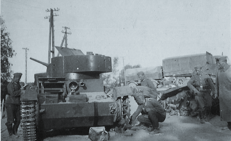 Немцы осматривают подбитый советский танк. БССР, 1942 г.