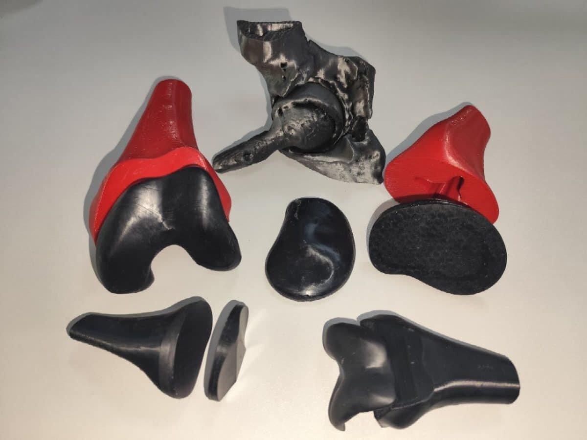    Напечатанные анатомически верные модели костей коленного сустава (красно-черные и черные образцы) и модели костей тазобедренного сустава (серые образцы) / © Ксения Кузнецова, Институт перспективных технологий РТУ МИРЭА