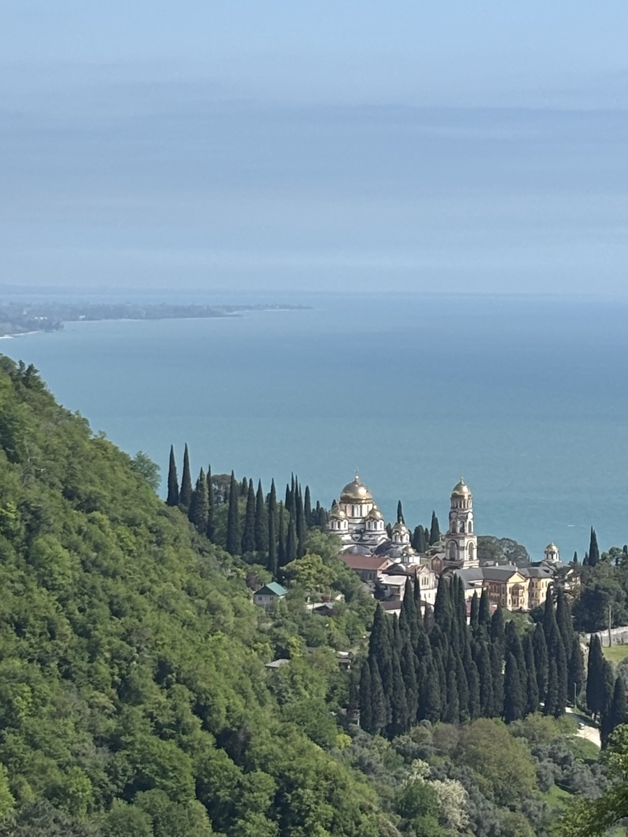 Вид на монастырь со станции канатной дороги