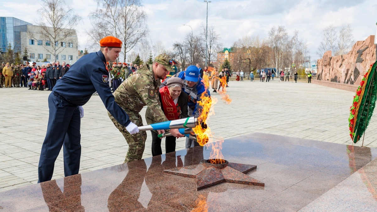    В Югорске зажгли Вечный огонь на мемориале «Воинская Слава»