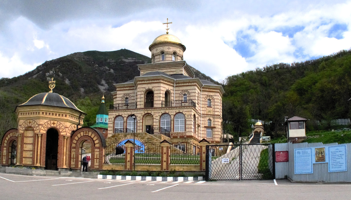 Успенский Второафонский Бештаугорский мужской монастырь на склоне Бештау. Фото автора.