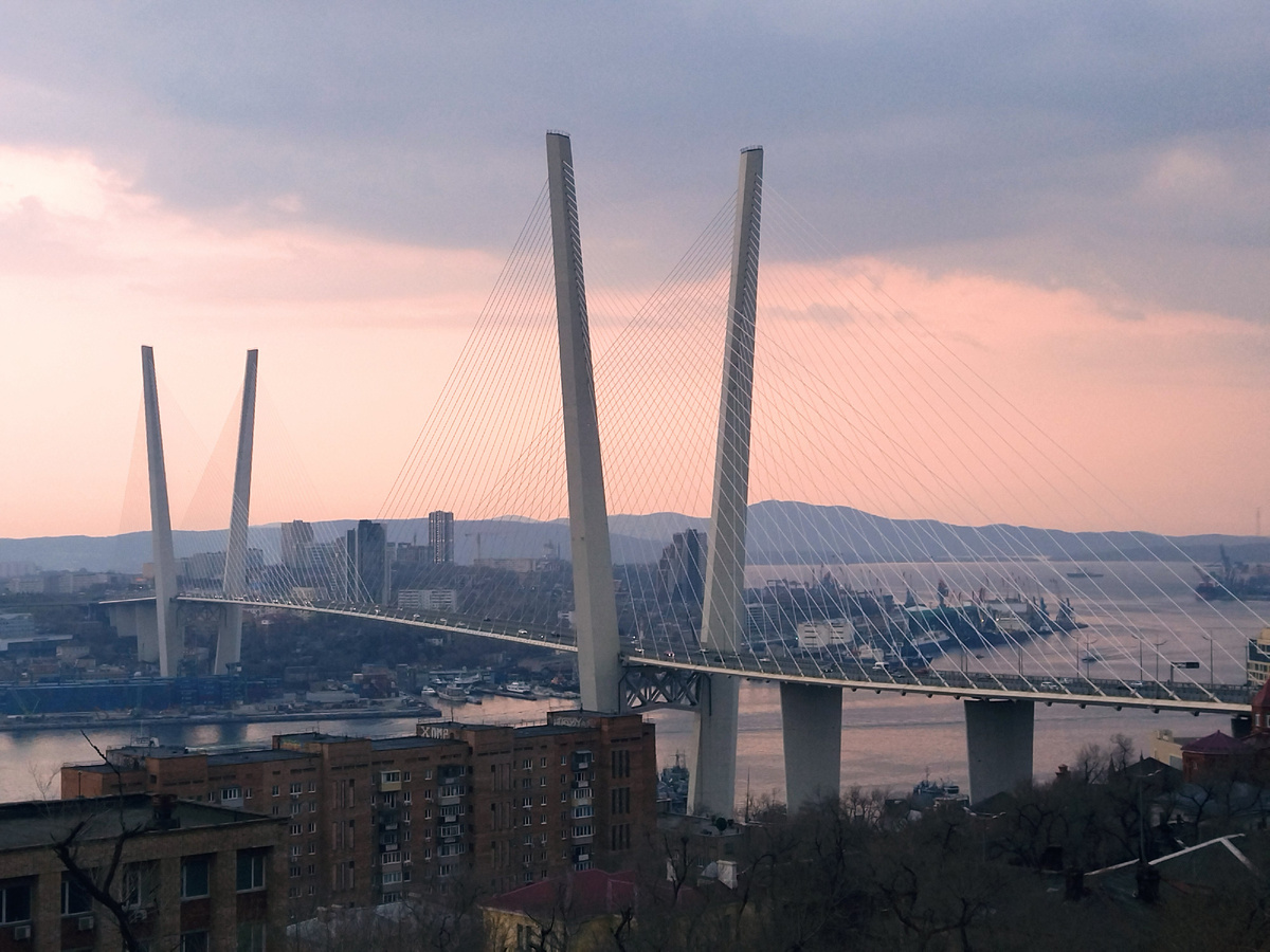 Вид на бухту Золотой рог и Золотой мост с верхней площадки Фуникалёра.