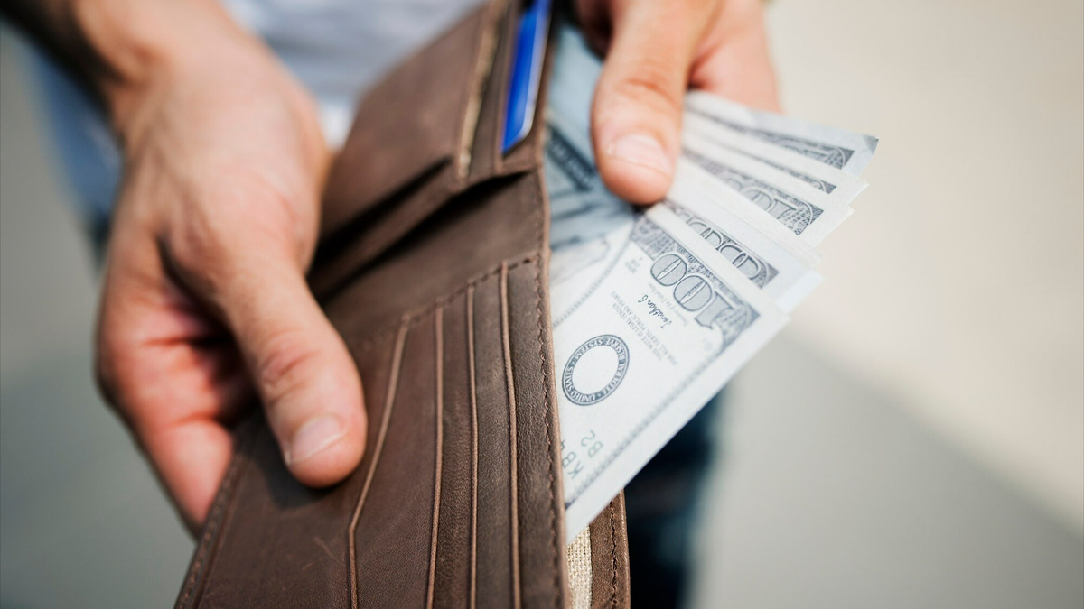 Наличные под контролем: как легально вывести средства из ООО в 2025 году и не попасть под прицел ФНС