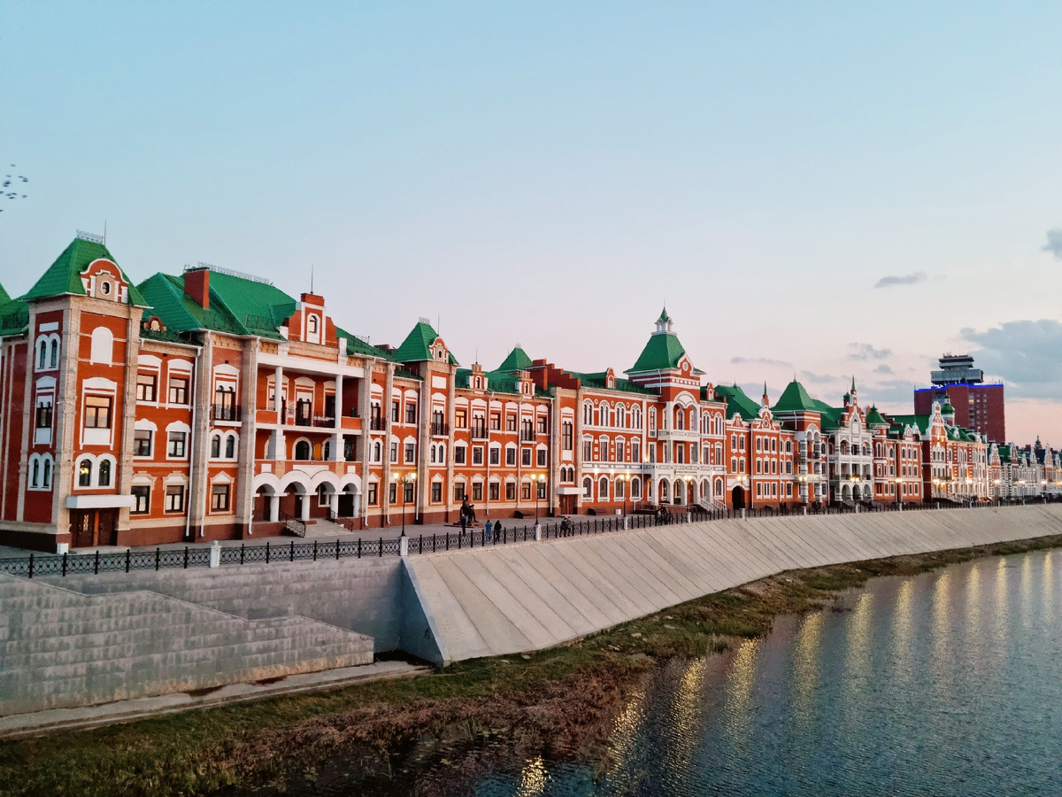 Однажды в видео я увидела Йошкар-Олу. Этот город сразу покорил моё сердце,а поездка туда стала моей заветной мечтой. И вот, спустя пару месяцев, я уже бродила по его улицам, наслаждаясь его красотой, архитектурой и неповторимым колоритом. Мечты действительно сбываются. Может быть, и другая моя мечта воплотится в жизнь? Я наконец-то начну писать книгу.