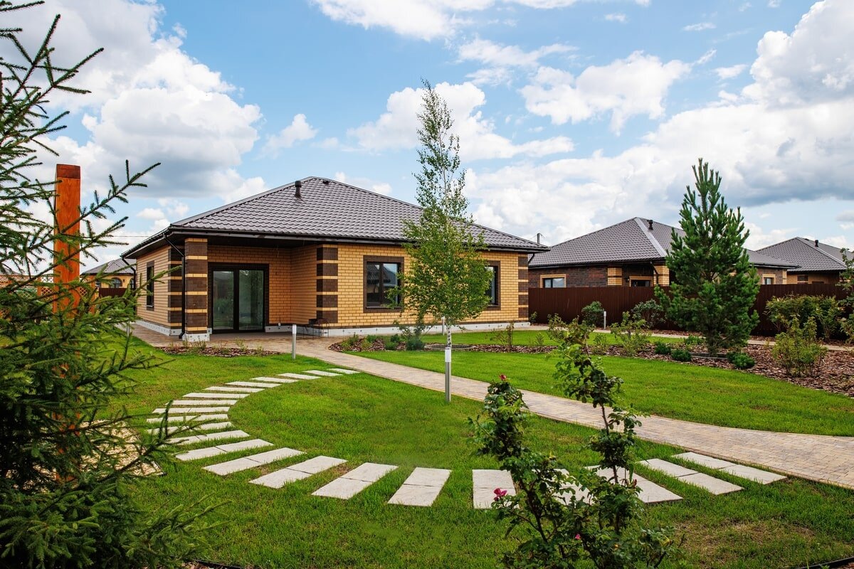 Тротуарные пошаговые дорожки в саду из плиты