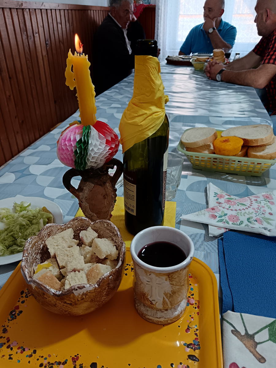 Обязательные атрибуты на любой Славе.