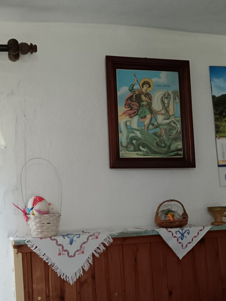 Обязательно в доме есть икона святого.