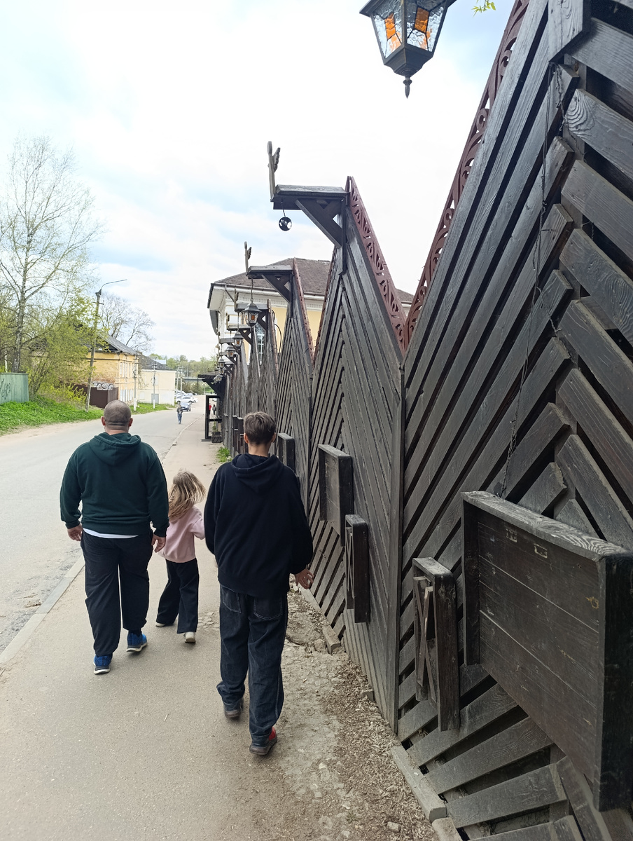 Забор у кафе тоже выглядит необычно, обратите внимание на верху ангелочки