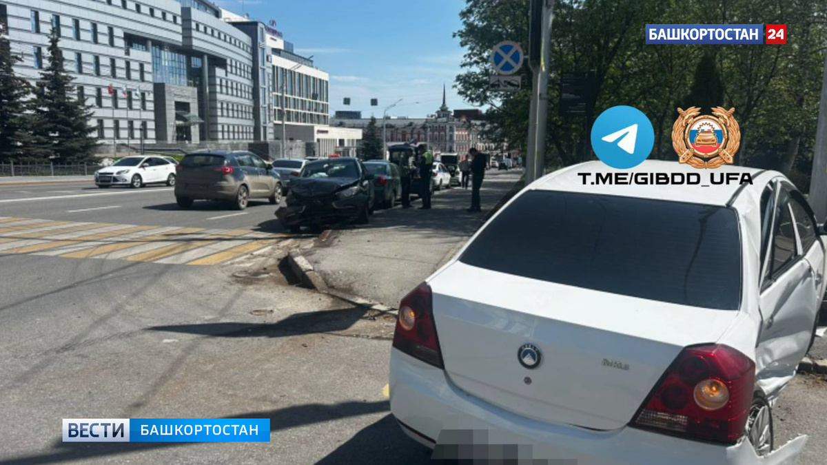    На улице Заки Валиди в Уфе лоб в лоб столкнулись две легковушки: пострадал водитель