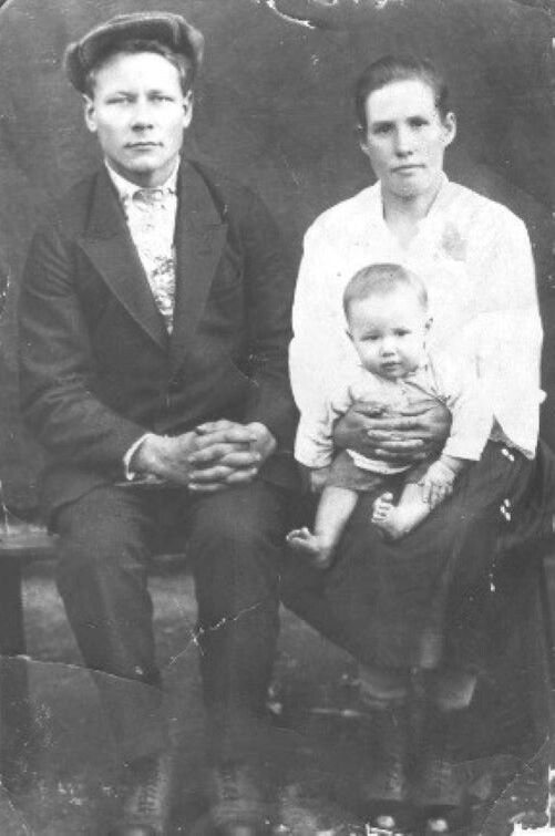 Довоенное фото с семьей.