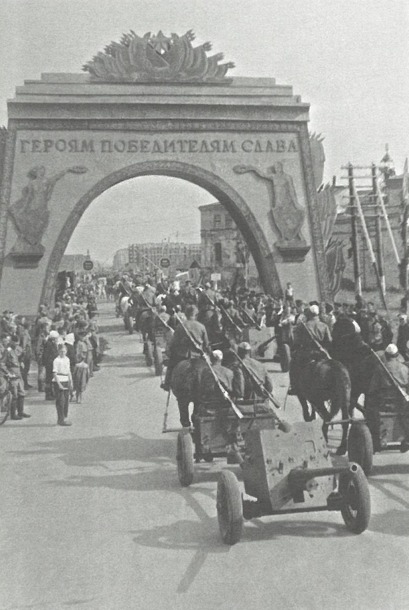 Арка Победы по проекту архитектора А.И.Гегелло в Московском районе. Встреча гвардейцев Ленинградского фронта. Неизвестный фотограф. 1945 — Архитекторы блокадного Ленинграда: [каталог выставки]. Гос. музей истории Санкт-Петербурга, 2005