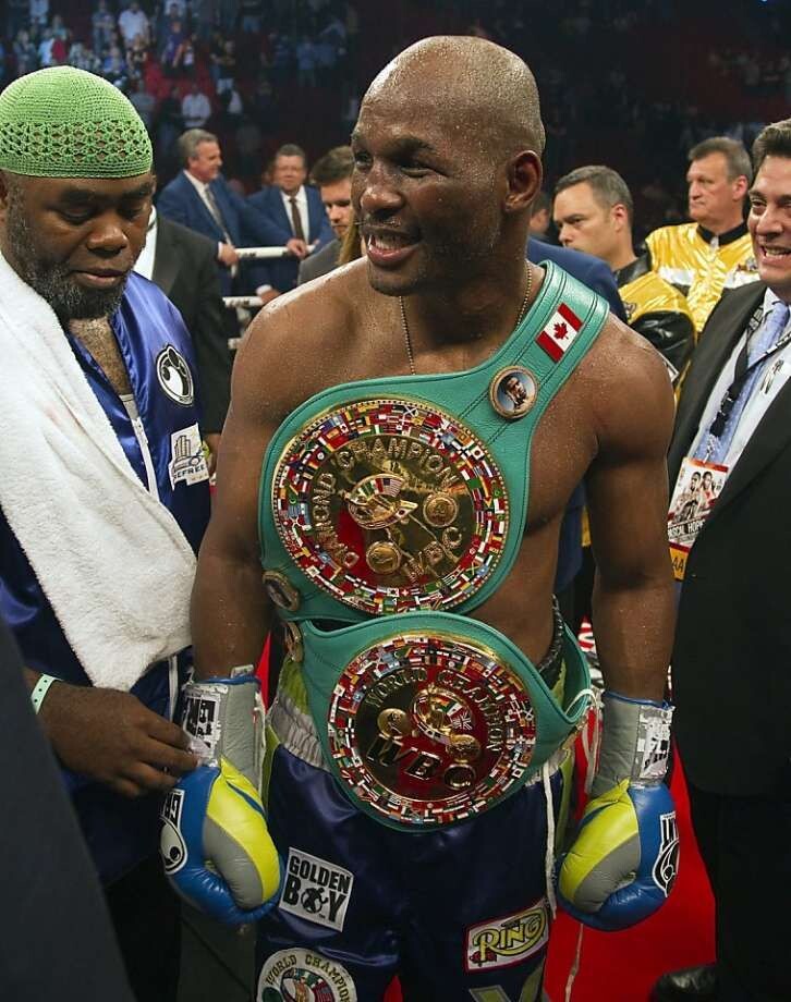 Чемпион со своими поясами. Фото с сайта https://www.pinterest.com/pin/bernard-hopkins--731412795711268038/