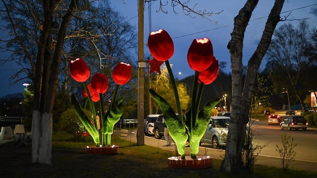 День Победы теперь такой - нарядный и красивый. С подсветкой! Приходите с друзьями "атмосферно" фоткаться "на фоне символов памяти и славы"!