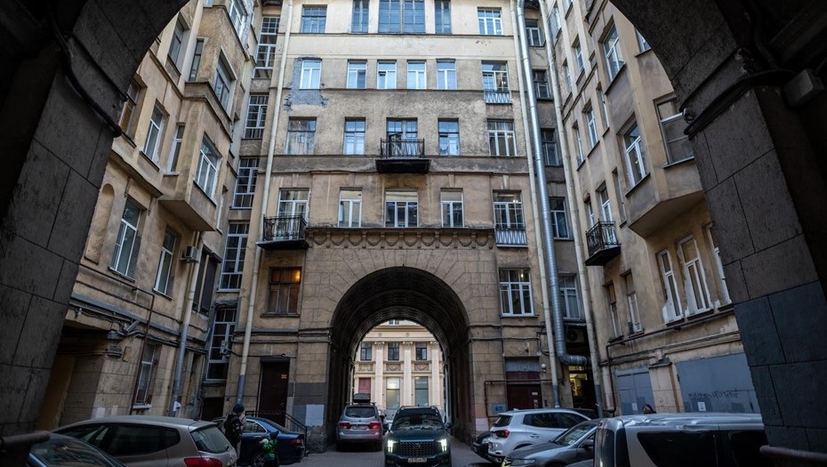    Вид на узкий двор колодец Петроградской стороны Автор фото: Тихонов Михаил