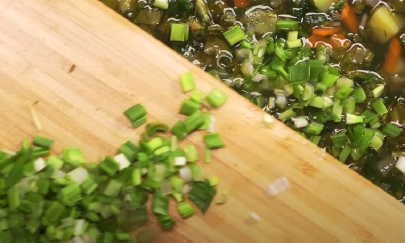 Зеленый борщ без мяса: насыщенный вкус за полчаса