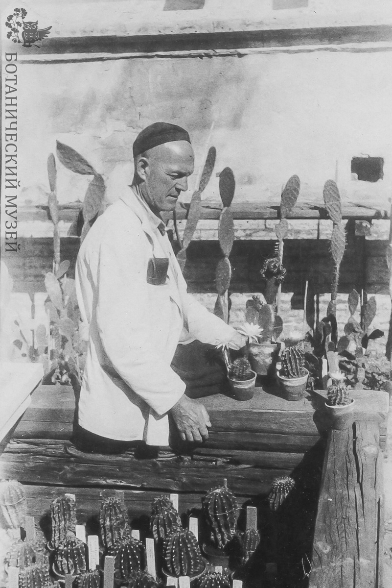 Николай Иванович Курнаков со своими питомцами