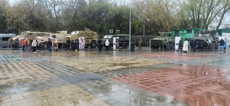 Трофейные БТР и грузовики. Фото: URA.RU
