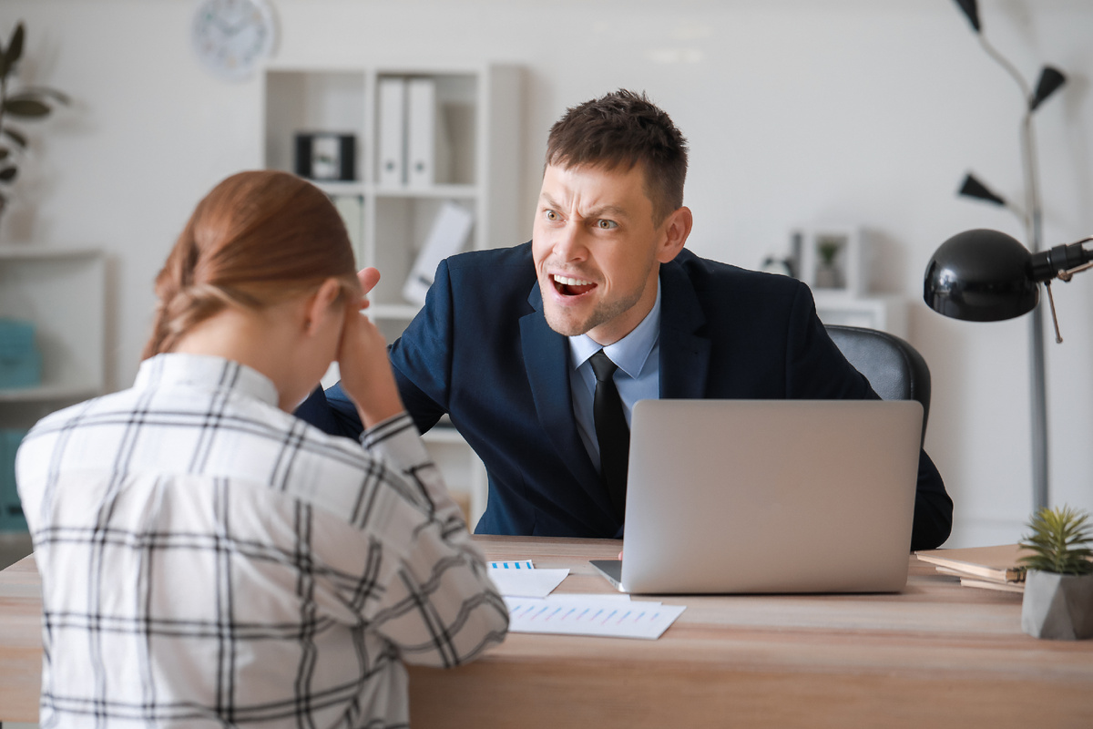 Источник фото https://ru.freepik.com/premium-photo/angry-boss-scolding-his-secretary-office_13519463.htm