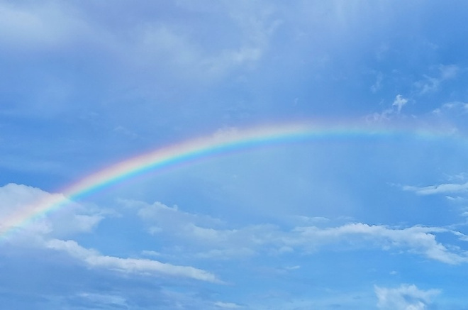 Радуга по сути – это игра света и капель. Фото: Aom.a / Shutterstock / FOTODOM