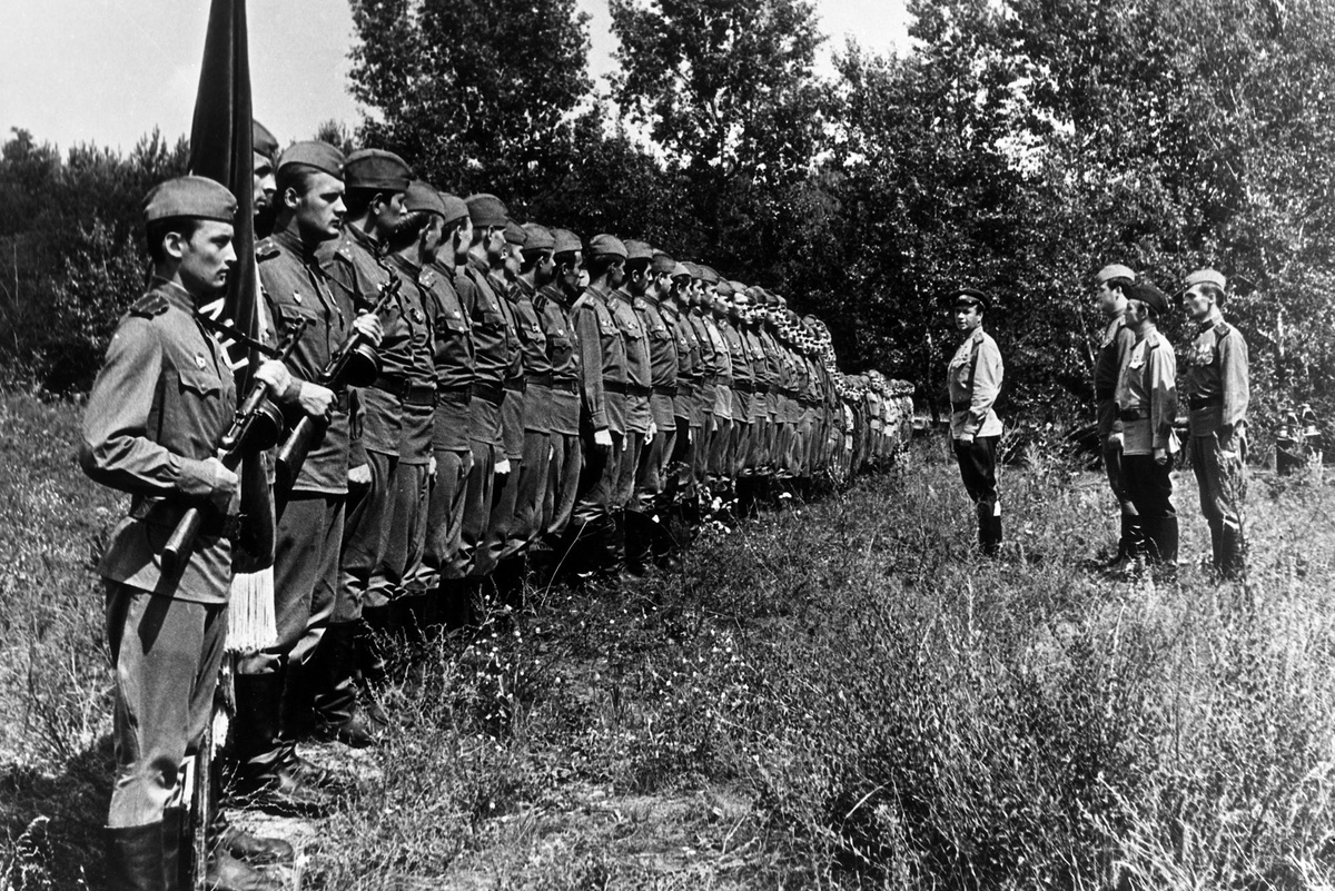    Кадр из фильма "В бой идут одни "старики". /Осипов / РИА Новости