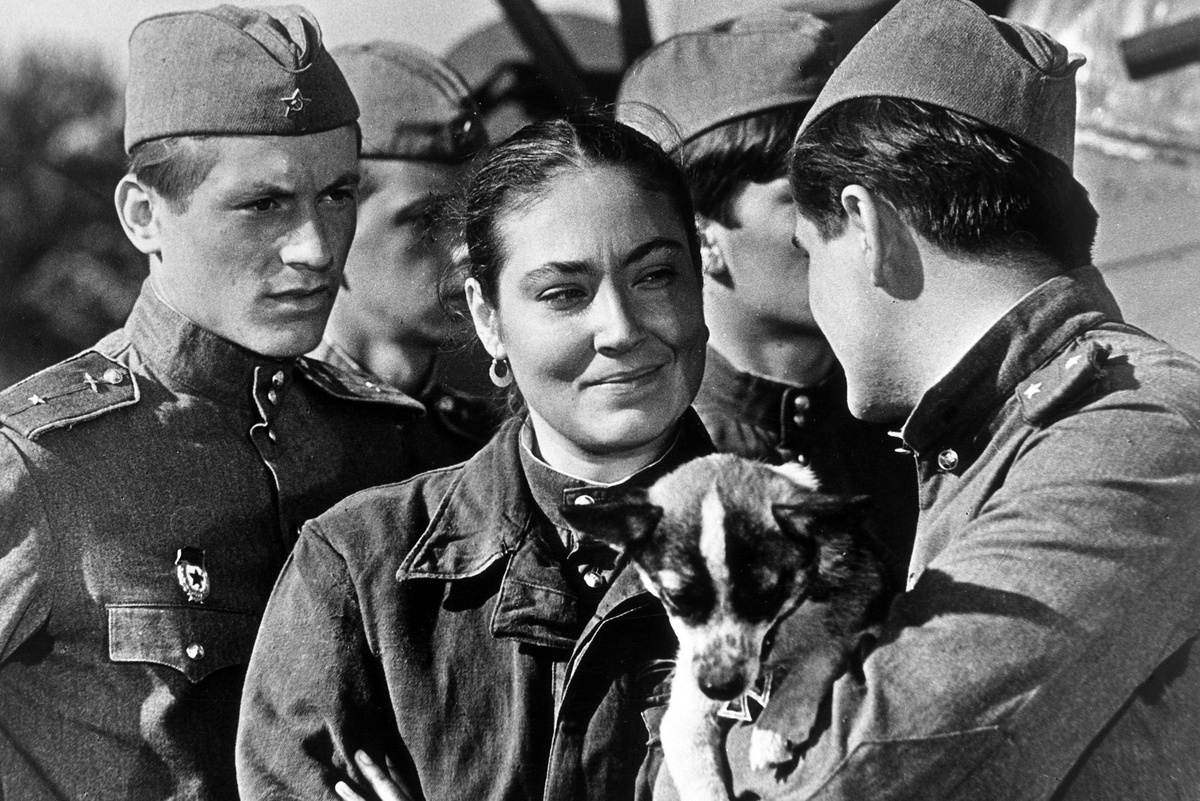    Кадр из фильма "В бой идут одни "старики". Зоя - Ольга Матешко./Осипов / РИА Новости