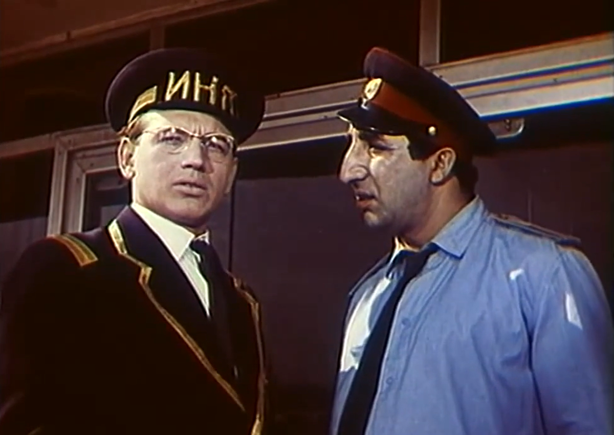 Робот Яша слева.