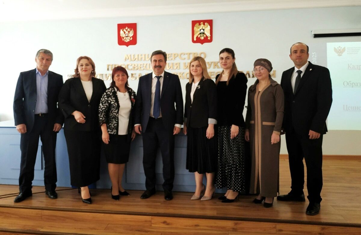    Финалисты конкурса с министром просвещения и науки КБР. Фото: Минпросвещения Кабардино-Балкарской Республики. vk.com