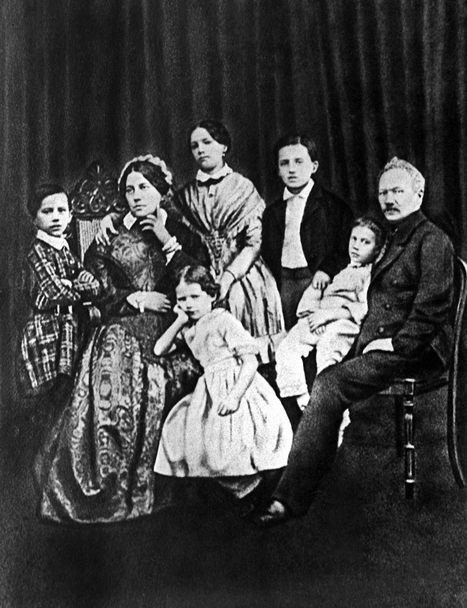    Ещё в детстве Чайковский начал проявлять интерес к искусству: он писал стихи и занимался музыкой с репетитором. Будущий композитор пытался подбирать на рояле пьесы и романсы на слух / РИА Новости / Семья Чайковских в 1848 году