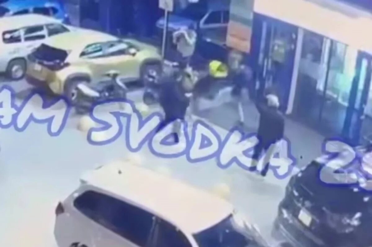    На кадрах парень бьет битой другого человека на парковке рядом со входом ТЦ